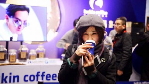 Luckin Coffee has achieved significant revenue growth, primarily driven by store expansions, especially under various franchise business models. Sustaining further growth may, however, require a different approach, according to a report by Dolphin Research. Photo from KrASIA’s archive. Header image source: Luckin Coffee.