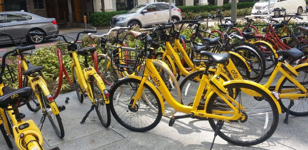 Ofo bikes along Bencoolen Street in Singapore. Image: KrASIA