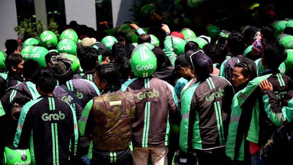 Disappointed with new compensation scheme ‘hundreds’ of Grab drivers say they’re migrating to Go-Jek
