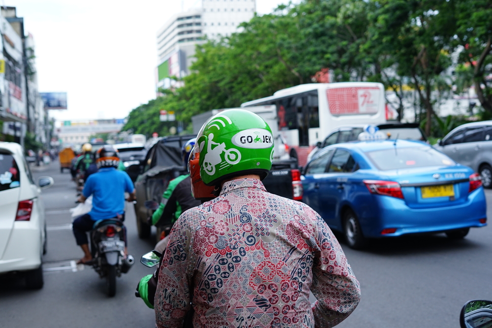 Go-Jek and Grab race to launch financial services via bank tie-ups