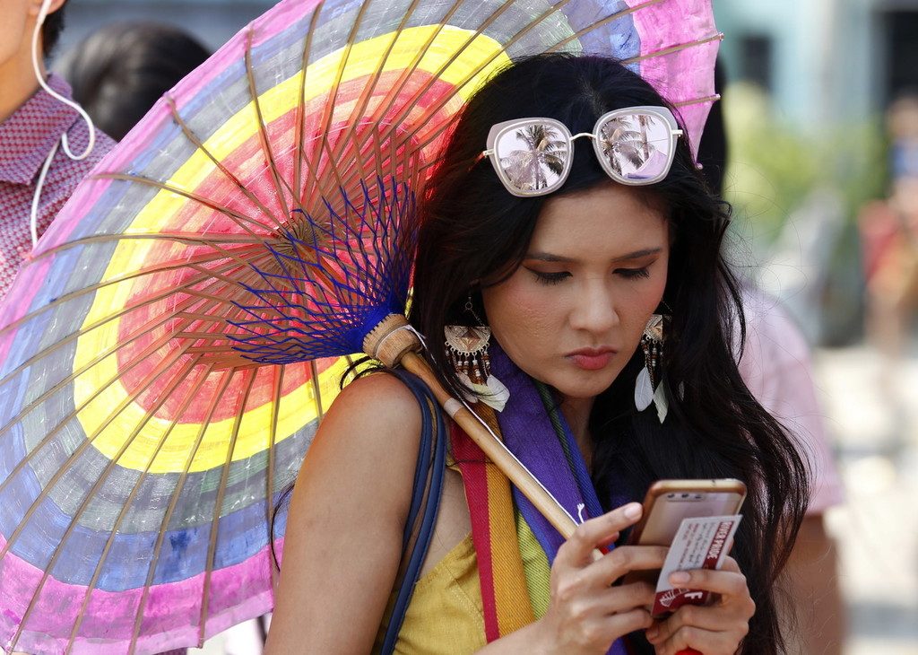 A woman with a rainbow umbrella participates at the Yangon Pride Boat Parade in Yangon, Myanmar, 26 January 2019. Under the theme 'Heroes', the LGBT community celebrates its commitment to acceptance and LGBT rights. Yangon Pride lasts three days with spectacular performances, photography, games, film, competitions. EPA/NYEIN CHAN NAING. Via 东方IC.