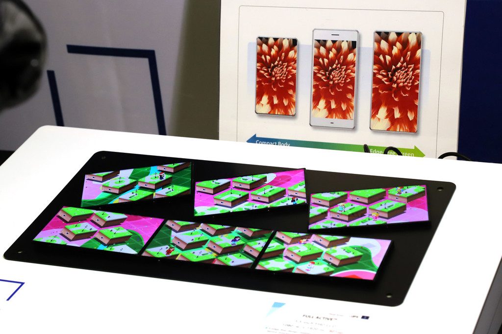 September 26, 2017, Tokyo, Japan - Japan Display Inc. (JDI) displays the new products of Full Active display panel in Tokyo on Thursday, September 26, 2017. Full Active display has ultra slim bezel of about 5mm.   (Photo by Yoshio Tsunoda/AFLO) LWX -ytd-