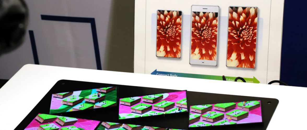September 26, 2017, Tokyo, Japan - Japan Display Inc. (JDI) displays the new products of Full Active display panel in Tokyo on Thursday, September 26, 2017. Full Active display has ultra slim bezel of about 5mm.   (Photo by Yoshio Tsunoda/AFLO) LWX -ytd-