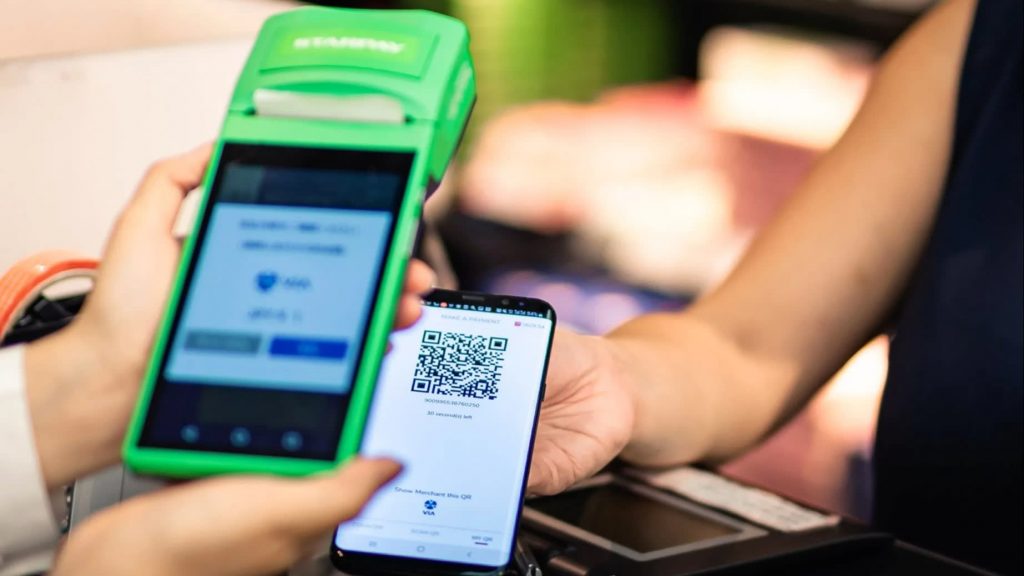Singtel has partnered with Japan's Netstars, whose StarPay terminals are in more than 100,000 stores, restaurants and other locations. ©Nikkei