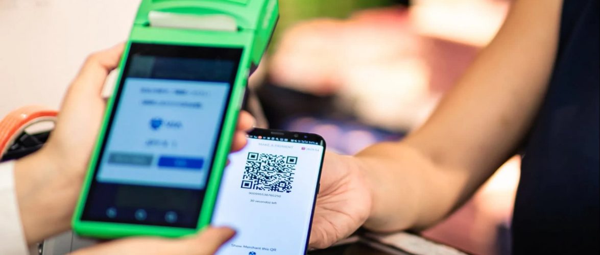 Singtel has partnered with Japan's Netstars, whose StarPay terminals are in more than 100,000 stores, restaurants and other locations. ©Nikkei