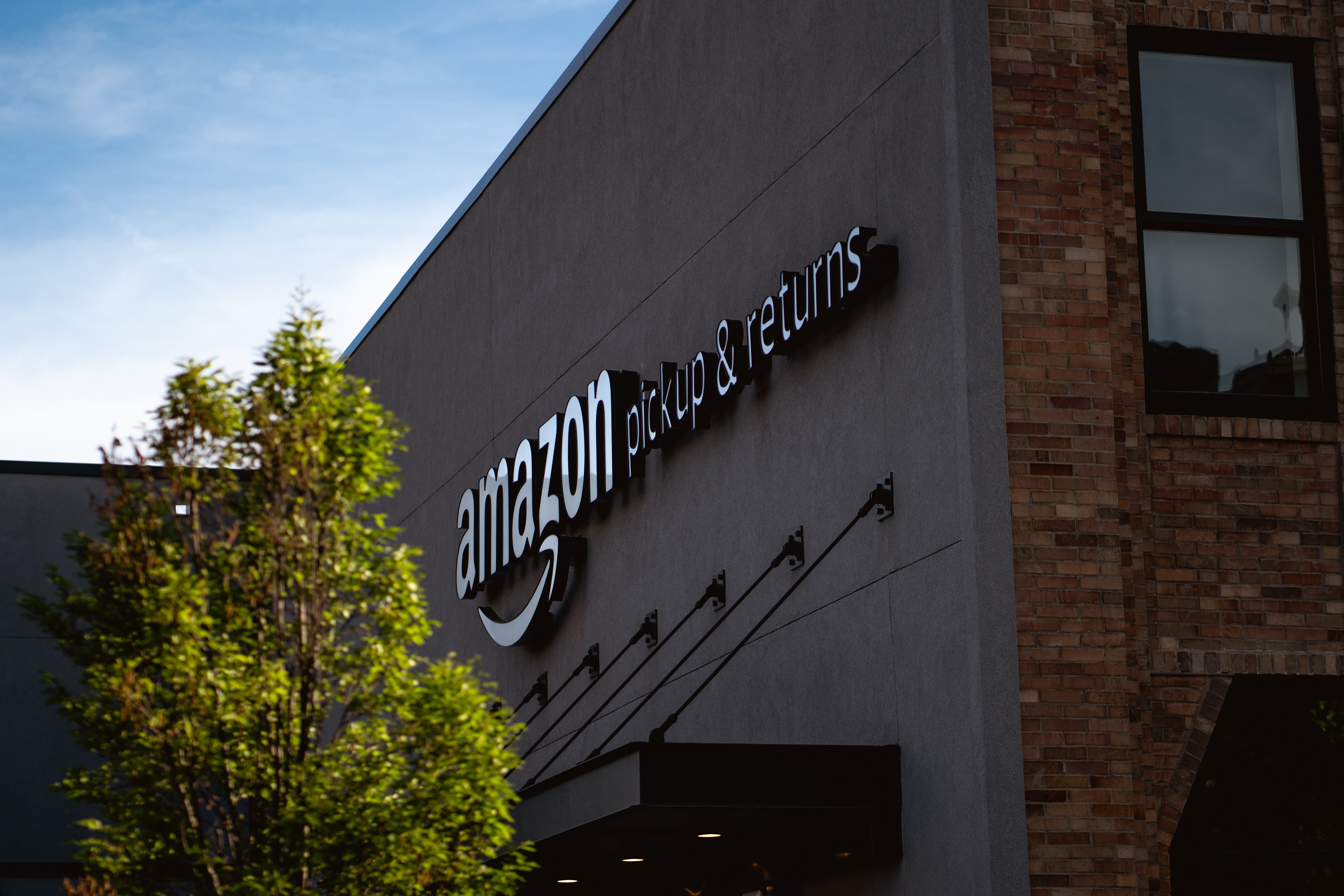 Amazon close to buying stakes in India’s third-largest retailer Future Group to go offline