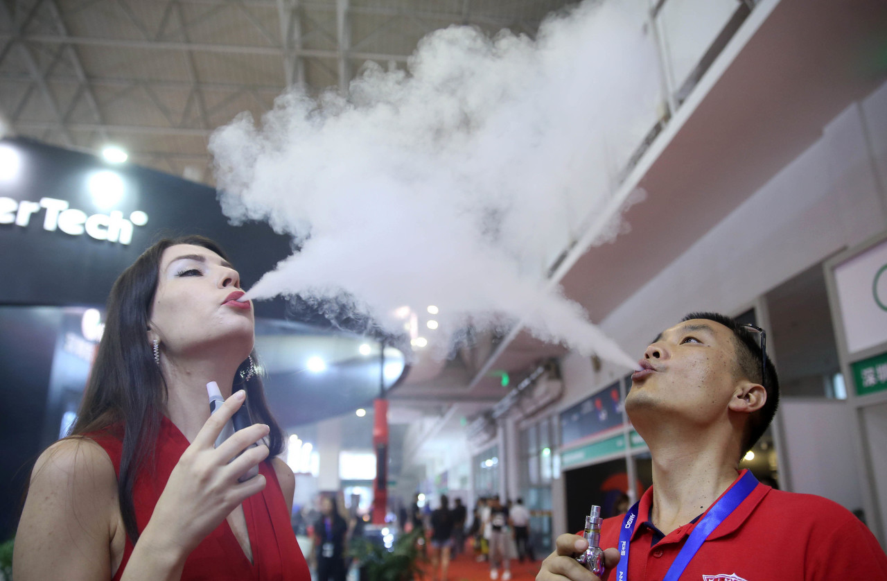 E-cigarette makers wage war to lure China’s 300 million smokers