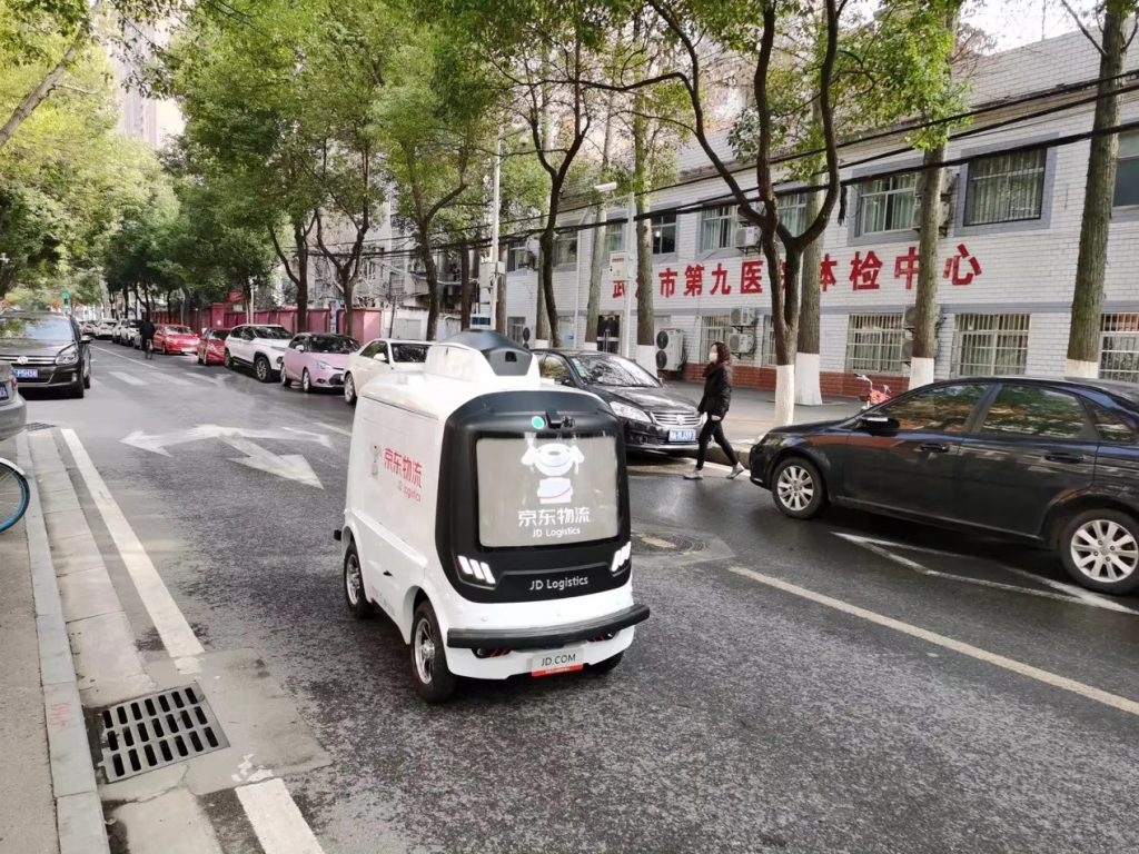 A JD vehicle is transporting medical stuff to a hospital in Wuhan. Photo: Provided by JD.com