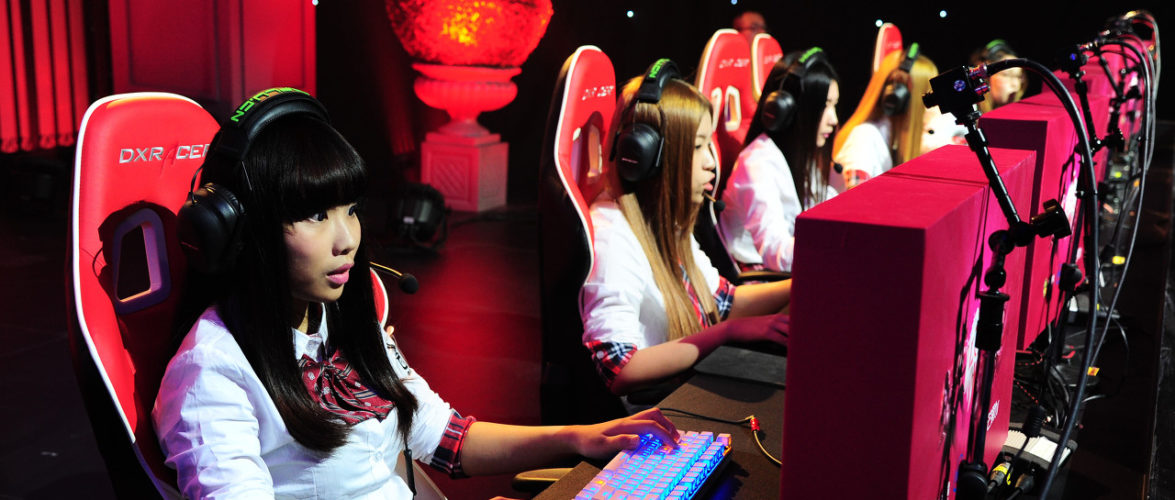 e-sports women. Source: Tuchong