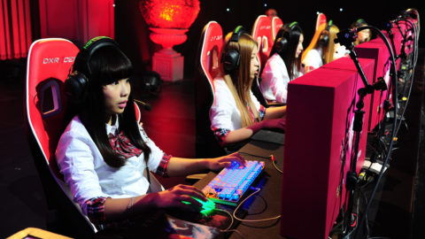 e-sports women. Source: Tuchong
