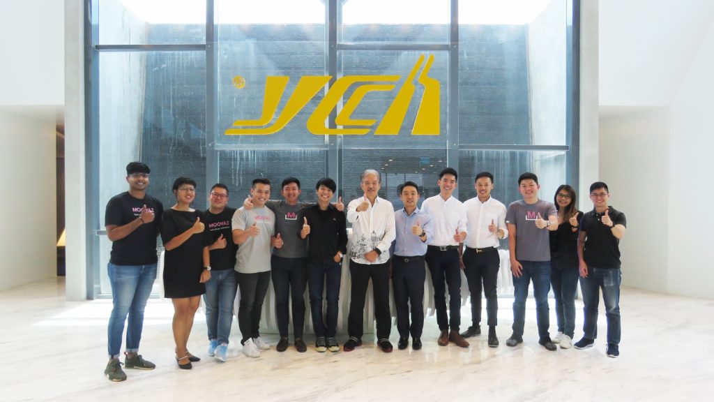 Executive Chairman of YCH Group, Dr Robert Yap (centre in white), Mr Lee Junxian (on Dr Yap’s right), CEO of Moovaz,
Mr James Ong (on his Dr Yap’s left), Partner of SCAngels  and Chief Investment Officer of YCH Group and Mr David Toh
(next Mr Ong), Assistant Director of SGInnovate, pictured together with the Moovaz team at Supply Chain City. Photo courtesy of YCH.