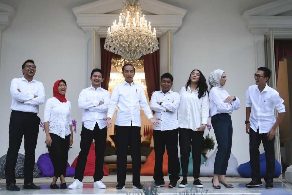 Presiden Joko Widodo (keempat kiri) bersama staf khusus yang baru dari kalangan milenial (kiri ke kanan) CEO Amartha, Andi Taufan Garuda Putra, Perumus Gerakan Sabang Merauke Ayu Kartika Dewi, Pendiri Ruang Guru Adamas Belva Syah Devara, Peraih beasiswa kuliah di Oxford Billy Gracia Yosaphat Mambrasar, CEO dan Founder Creativepreneur Putri Indahsari Tanjung, Pendiri Thisable Enterprise Angkie Yudistia dan Mantan Ketua Pergerakan Mahasiswa Islam Indonesia/PMII Aminuddin Ma'ruf ketika diperkenalkan di halaman tengah Istana Merdeka Jakarta, Kamis (21/11/2019). ANTARA FOTO/Wahyu Putro A/nz