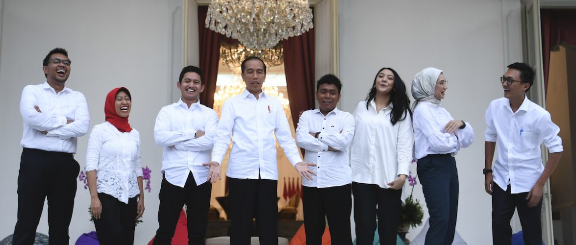 Presiden Joko Widodo (keempat kiri) bersama staf khusus yang baru dari kalangan milenial (kiri ke kanan) CEO Amartha, Andi Taufan Garuda Putra, Perumus Gerakan Sabang Merauke Ayu Kartika Dewi, Pendiri Ruang Guru Adamas Belva Syah Devara, Peraih beasiswa kuliah di Oxford Billy Gracia Yosaphat Mambrasar, CEO dan Founder Creativepreneur Putri Indahsari Tanjung, Pendiri Thisable Enterprise Angkie Yudistia dan Mantan Ketua Pergerakan Mahasiswa Islam Indonesia/PMII Aminuddin Ma'ruf ketika diperkenalkan di halaman tengah Istana Merdeka Jakarta, Kamis (21/11/2019). ANTARA FOTO/Wahyu Putro A/nz