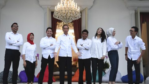 Presiden Joko Widodo (keempat kiri) bersama staf khusus yang baru dari kalangan milenial (kiri ke kanan) CEO Amartha, Andi Taufan Garuda Putra, Perumus Gerakan Sabang Merauke Ayu Kartika Dewi, Pendiri Ruang Guru Adamas Belva Syah Devara, Peraih beasiswa kuliah di Oxford Billy Gracia Yosaphat Mambrasar, CEO dan Founder Creativepreneur Putri Indahsari Tanjung, Pendiri Thisable Enterprise Angkie Yudistia dan Mantan Ketua Pergerakan Mahasiswa Islam Indonesia/PMII Aminuddin Ma'ruf ketika diperkenalkan di halaman tengah Istana Merdeka Jakarta, Kamis (21/11/2019). ANTARA FOTO/Wahyu Putro A/nz