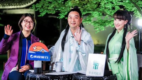 James Liang was wearing a Chinese ancient gown and promoting tourism products in a livestreaming campaign. 