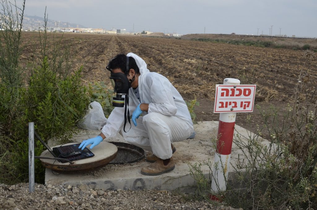 A Kando technician. Courtesy of Kando via NoCamels.