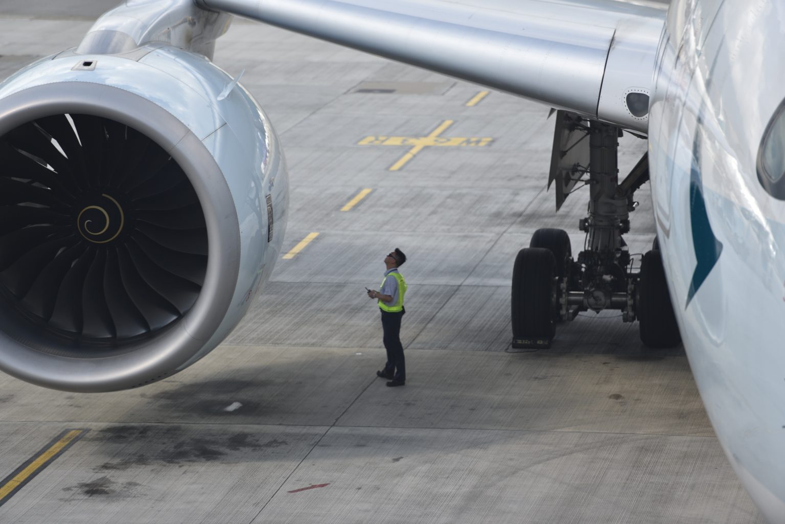 Chinese researchers are hoping to make aircraft engines powered by fossil fuels a thing of the past. Photo by Herry Sutanto on Unsplash
