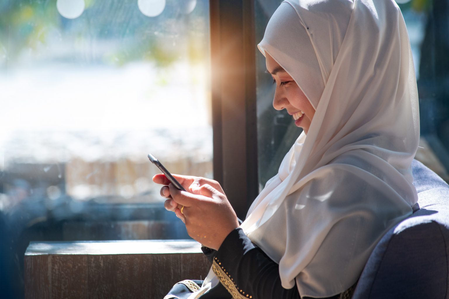 Asian Muslim women using mobile tech