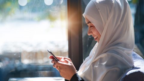 Asian Muslim women using mobile tech