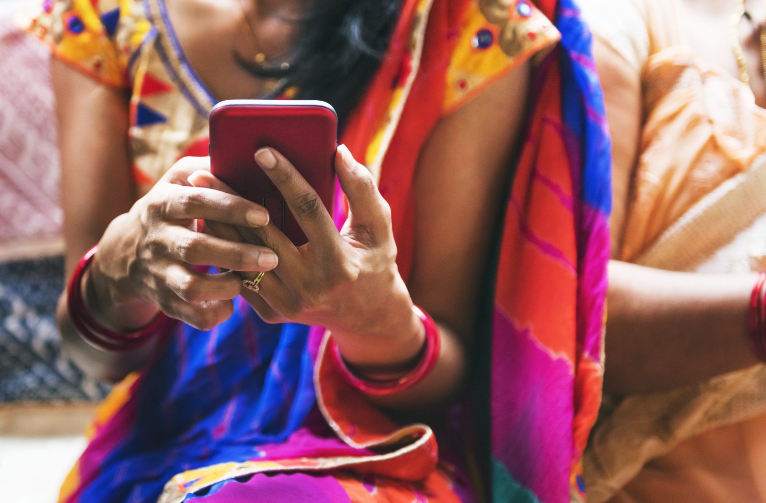 Indian woman using mobile phone Rawpixel.com / Adobe Stock / 图虫创意