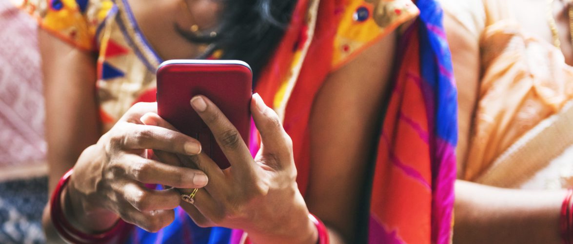 Indian woman using mobile phone Rawpixel.com /  Adobe Stock / 图虫创意 