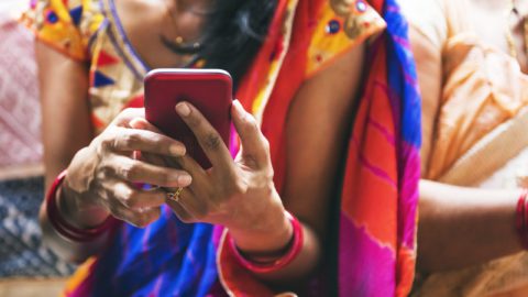 Indian woman using mobile phone Rawpixel.com /  Adobe Stock / 图虫创意 