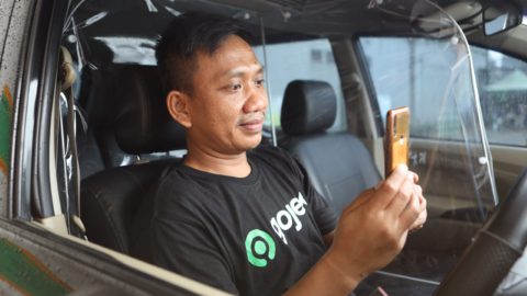 GoCar driver doing face verification. Photo courtesy of Gojek.