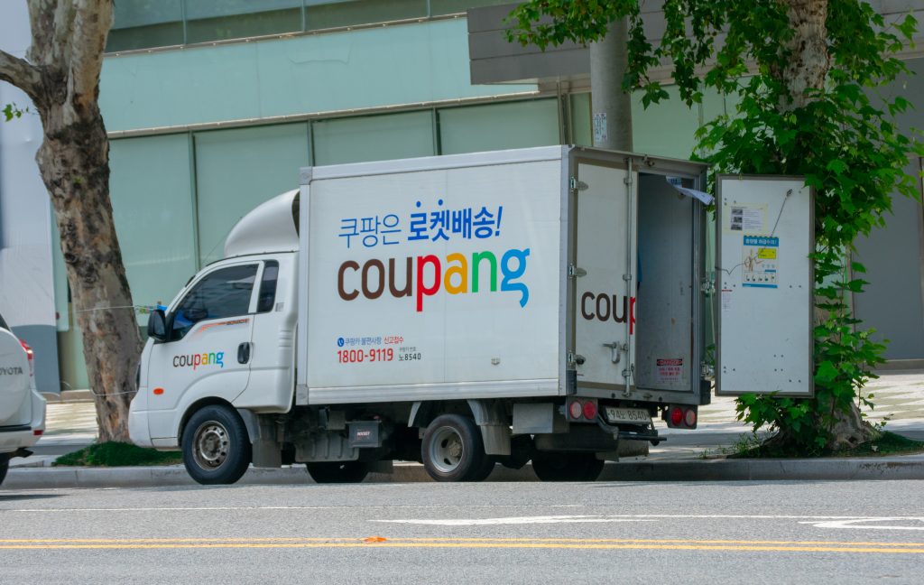 Photo of a Coupang truck.