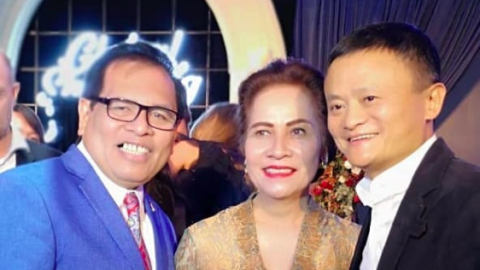H.E. Oratmangun (left) with wife and Jack Ma 
