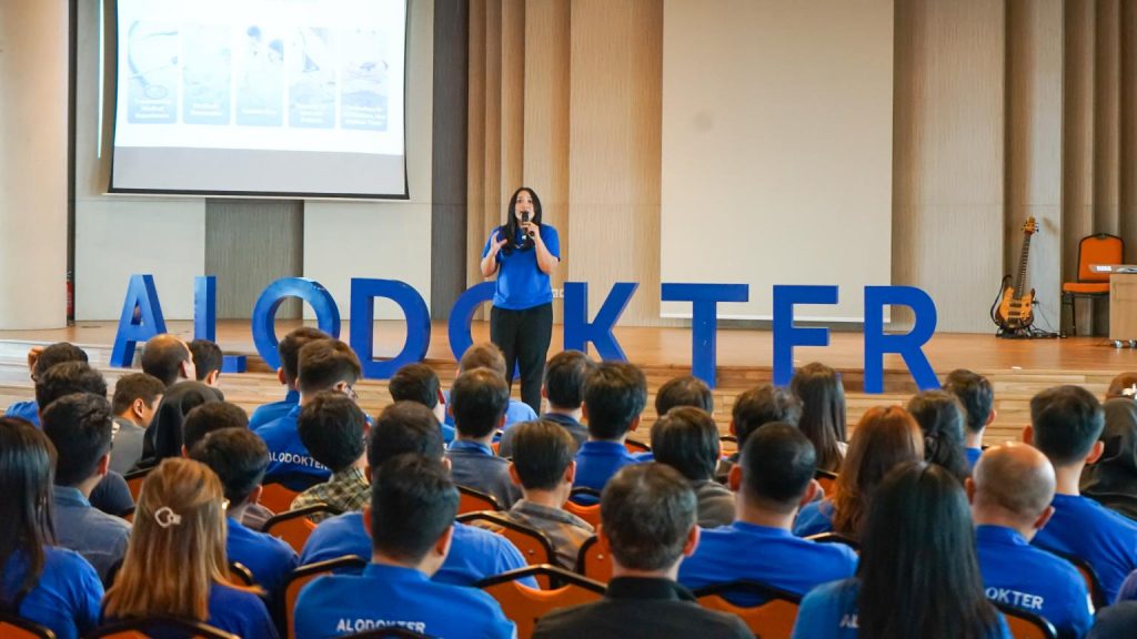 Alodokter president director Suci Arumsari in a townhall meeting. Photo courtesy of Halodoc LinkedIn.
