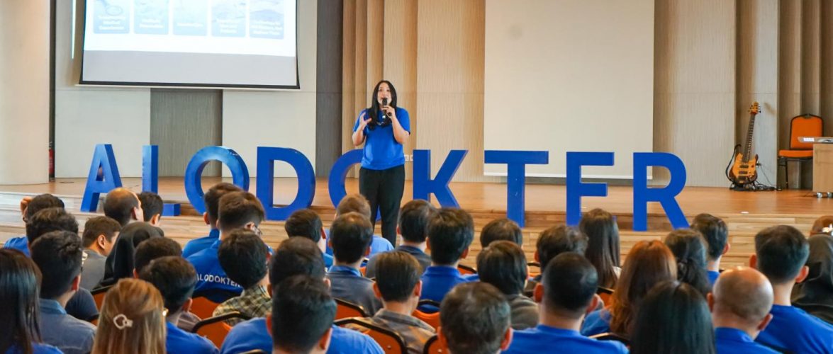 Alodokter president director Suci Arumsari in a townhall meeting. Photo courtesy of Halodoc LinkedIn.
