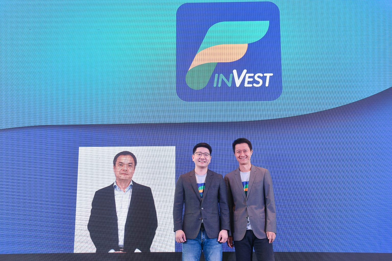 Kit Wong, CEO of Lu International (left), Choladet Khemarattana, CEO Robowealth Mutual Fund Brokerage Securities, and Patchara Samalapa, President of KBank. Courtesy of Lu Interntional.