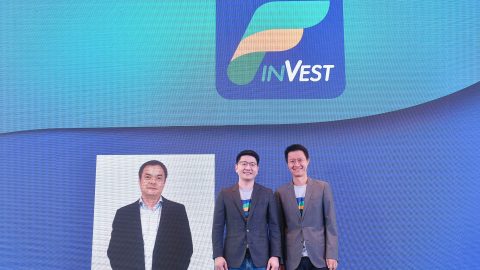 Kit Wong, CEO of Lu International (left), Choladet Khemarattana, CEO Robowealth Mutual Fund Brokerage Securities, and Patchara Samalapa, President of KBank. Courtesy of Lu Interntional.