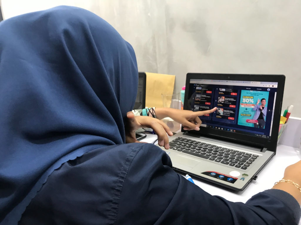 A user using Skill Academy. Picture courtesy of Ruangguru.