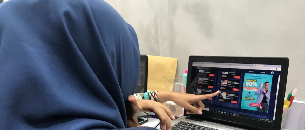 A user using Skill Academy. Picture courtesy of Ruangguru.