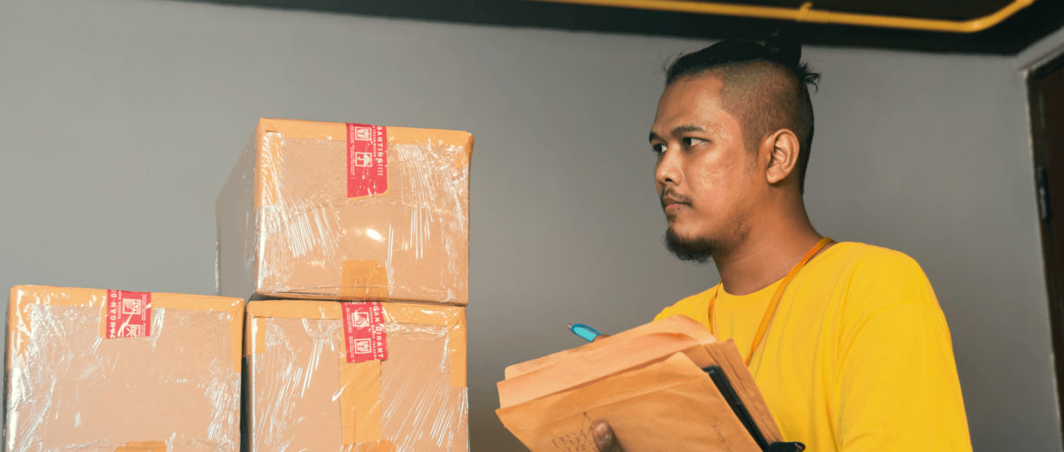 One of Sampingan’s workers, also known as Kawan Sampingan (translates to Friends of Sampingan), who is working as a warehouse worker. Currently, Sampingan has more than 850,000 Kawan Sampingan in 80 cities across Indonesia. Photo courtesy of Sampingan.
