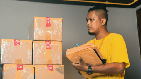 One of Sampingan’s workers, also known as Kawan Sampingan (translates to Friends of Sampingan), who is working as a warehouse worker. Currently, Sampingan has more than 850,000 Kawan Sampingan in 80 cities across Indonesia. Photo courtesy of Sampingan.