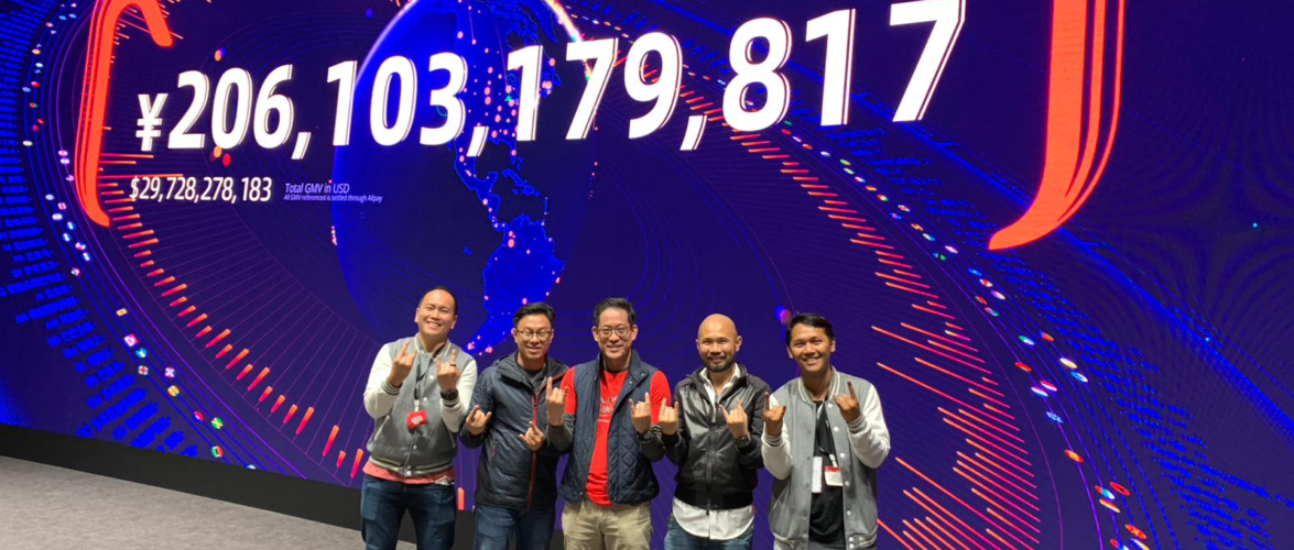 Andrew Mawikere, CEO of Bizzy Digital, Willson Cuaca, Co-Founder and Managing Partner of East Ventures, Brian Wong, Former VP of Alibaba Group, Batara Eto, Co-Founder of East Ventures, Agung Bezharie, Founder and CEO of Warung Pintar at 2018.11.11 Gala Night, Alibaba eFounders Program. Photo courtesy of East Ventures.