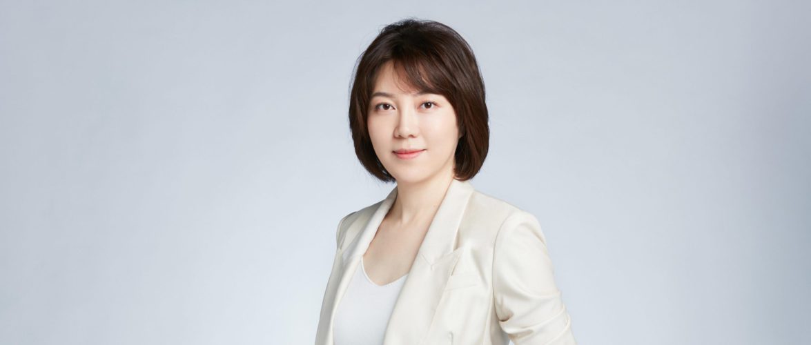 Kelly Zhang stepped down as CEO of Douyin Group in February 2024 to focus on CapCut and other AI initiatives by ByteDance. The group opted not to appoint a new CEO, delegating leadership to five executives. Photo of Kelly Zhang, from KrASIA’s archive.