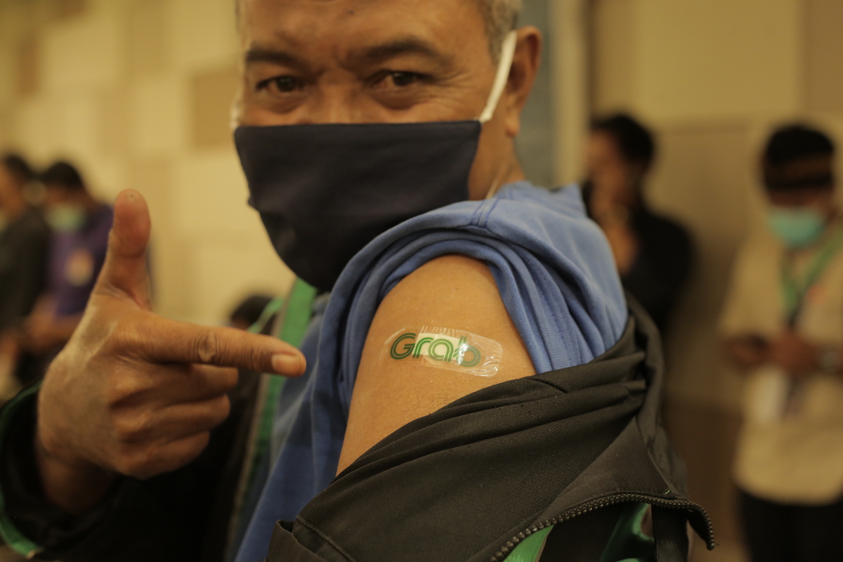 Grab cooperates with Indonesia’s health ministry on drive-through vaccine program, starting in Bali