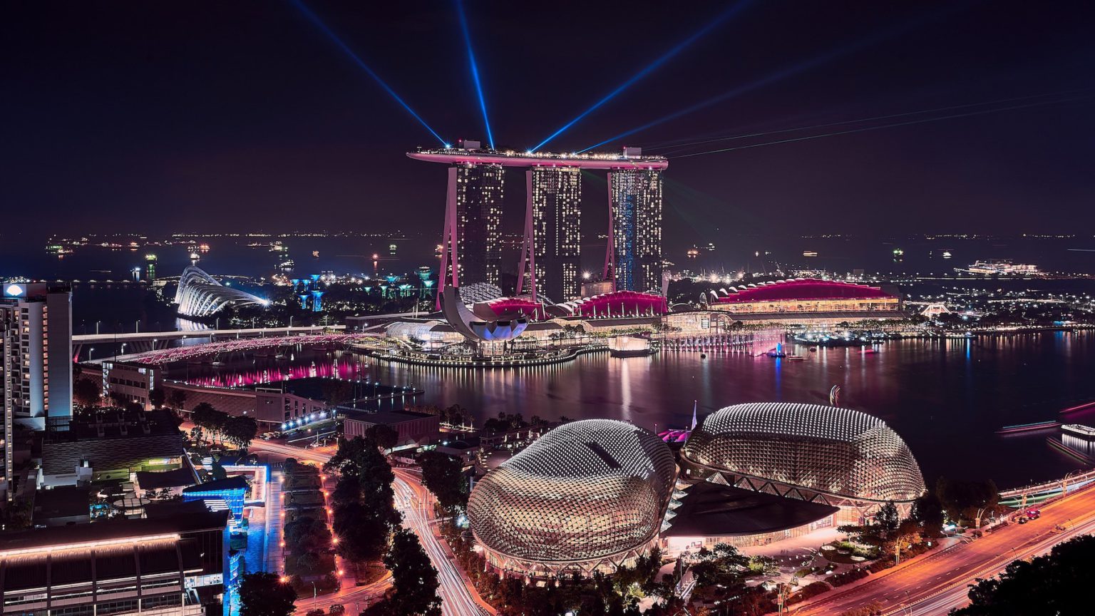 Singapore at night by Guo Xin Goh on Unsplash.