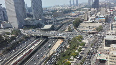 Traffic on Ayalon Highway in Tel Aviv. Photo by Shaula Haitner/Pikiwiki via NoCamels.