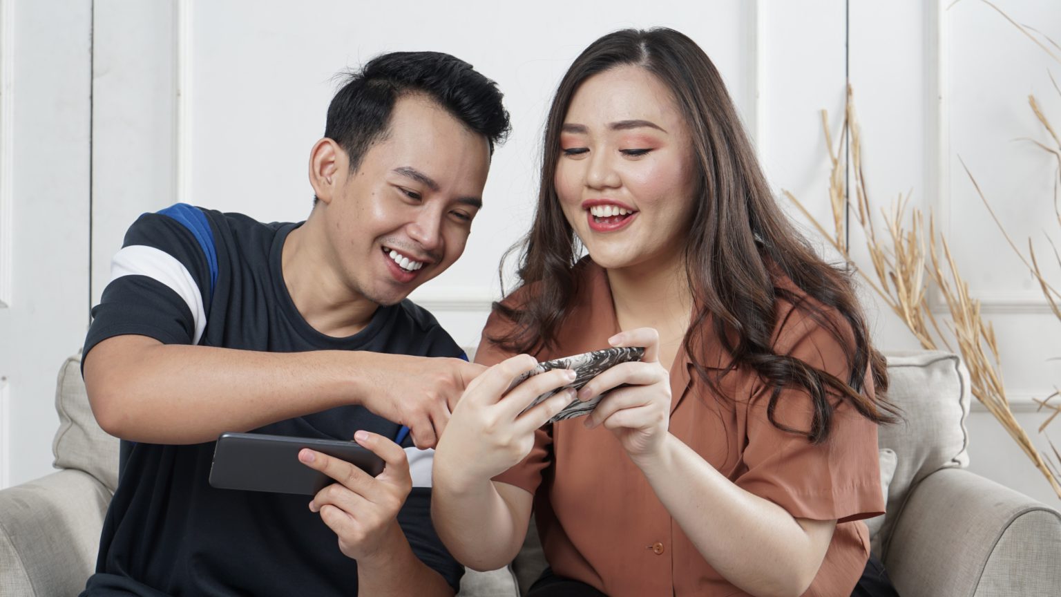Mobile Gaming. Photo by Afif Kusuma on Unsplash.