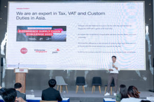 Dutycast chief product officer Dat Tran pitching at the Alibaba Cloud x KrASIA Global Startup Accelerator Vietnam Demo Day. Photo by KrASIA.