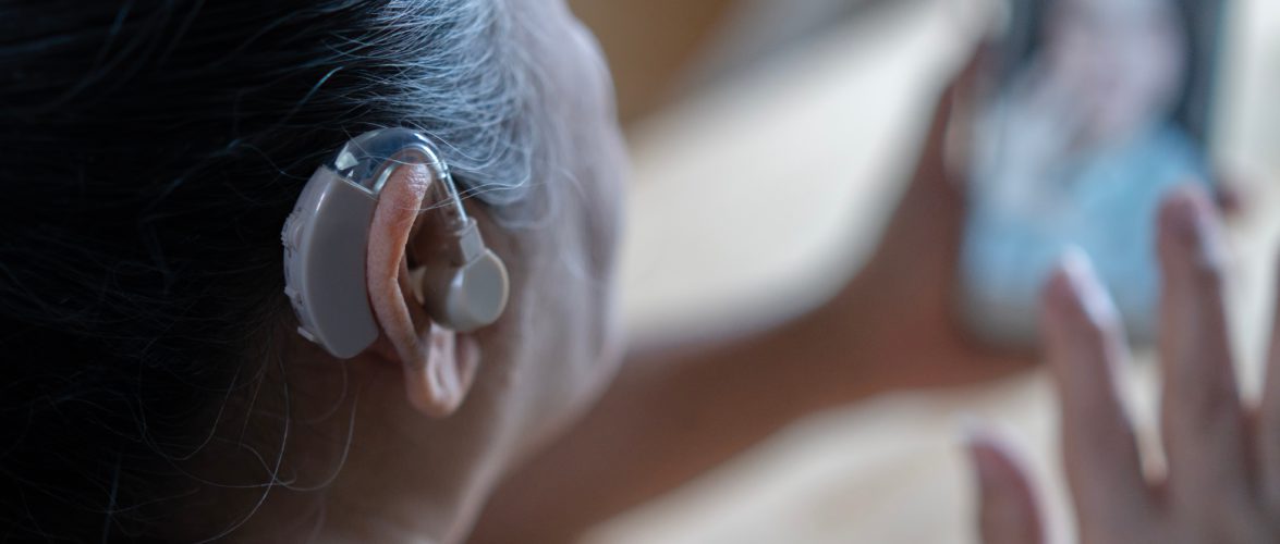 Hearing-impaired individuals speak their “first sentence of life” using AI