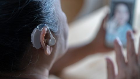 Hearing-impaired individuals speak their “first sentence of life” using AI