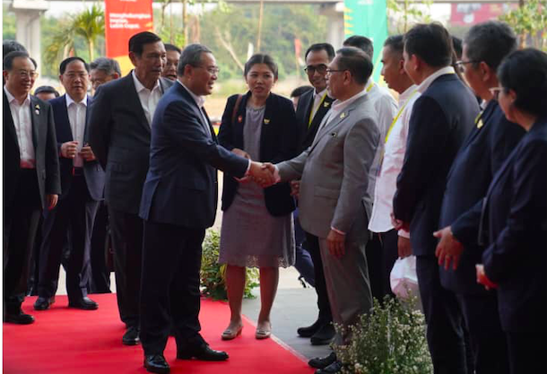Photo of Djauhari Oratmangun (right), Indonesia’s ambassador to China, shaking hands with Chinese Prime Minister Li Qiang during the inauguration of the Jakarta-Bandung HSR.