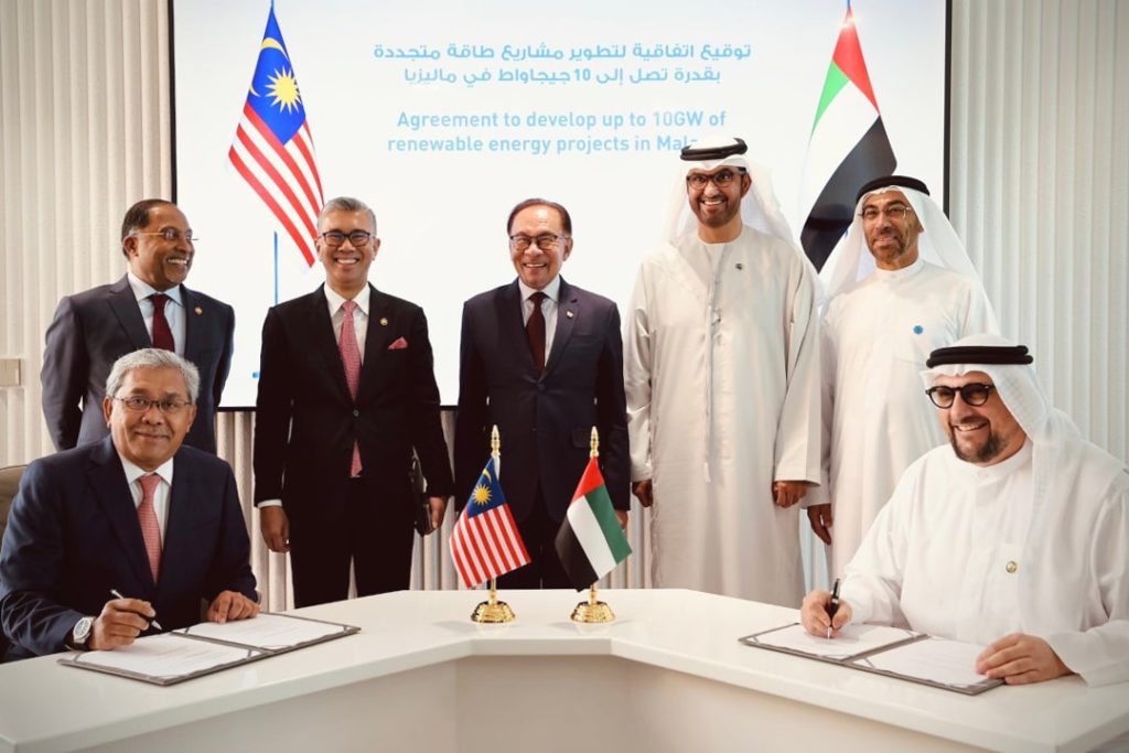Photo of Malaysia's Prime Minister Anwar Ibrahim with representatives from Masdar and the Malaysian Investment Development Authority.