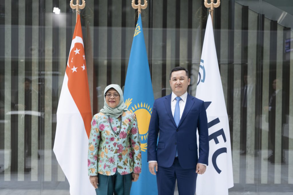 Photo of Halimah Yacob (left), then-President of Singapore, and Renat Bekturov, governor of the AIFC.