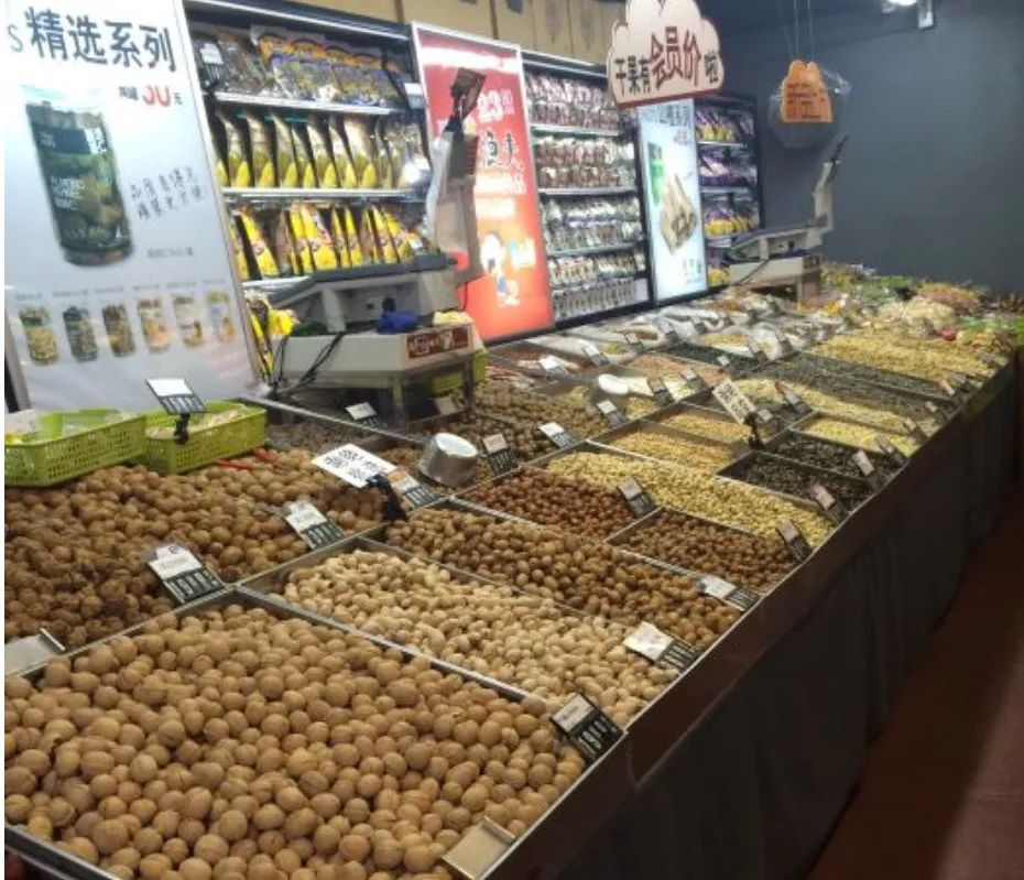 Photo of a dried fruit store in China.